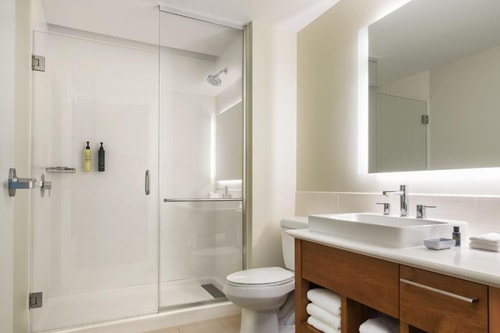 King Room Near Dollar Tree ORL 5 Luxury Bookings