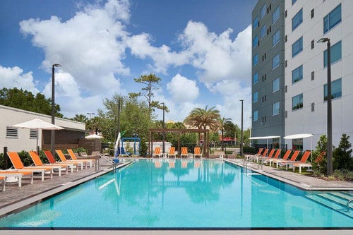 King Room Near Dollar Tree ORL 13 Luxury Bookings