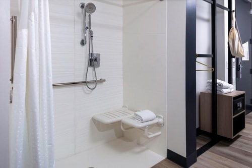 Guest Room Near The Cheesecake Factory ORL 3 Luxury Bookings