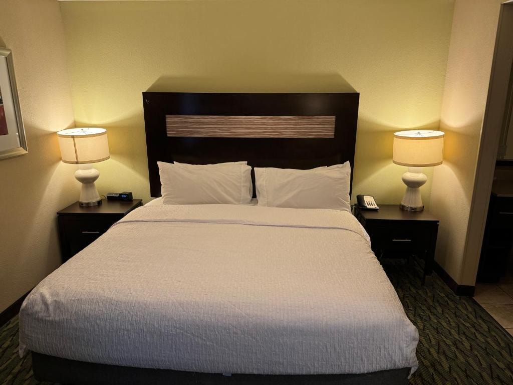 King Studio Suite Near Airport Lakes Park ORL Luxury Bookings