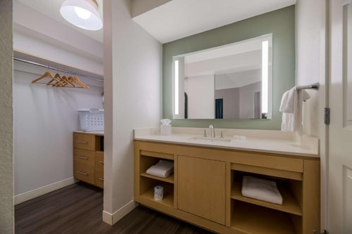 1 Bedroom King Suite Near Planet Fitness ORL 4 Luxury Bookings