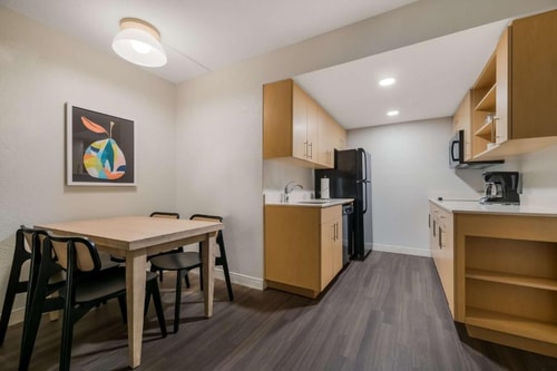 1 Bedroom King Suite Near Planet Fitness ORL 3 Luxury Bookings
