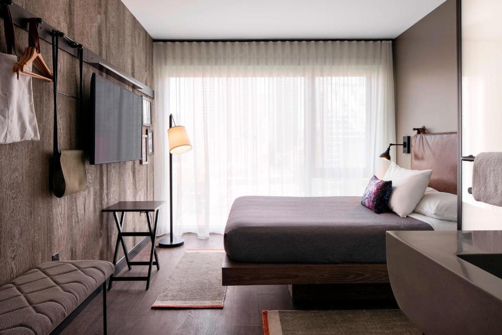 Queen Room Near White Jesse Park CHI Luxury Bookings