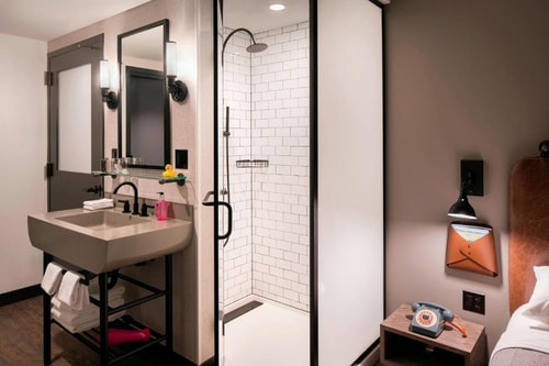 Queen Room Near White Jesse Park CHI 2 Luxury Bookings