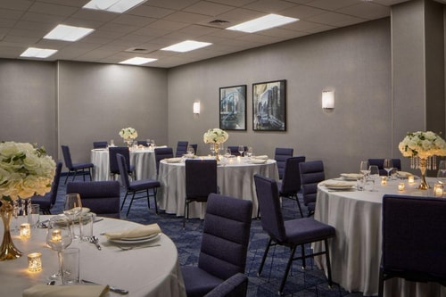 King Room Near Portillo s Barnellis CHI 7 Luxury Bookings