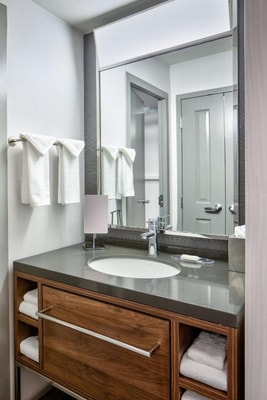 King Room Near Portillo s Barnellis CHI 3 Luxury Bookings