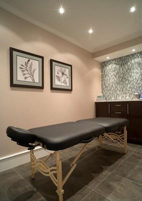 Deluxe Queen Room Near Tecumseh Playground NYC 6 Luxury Bookings