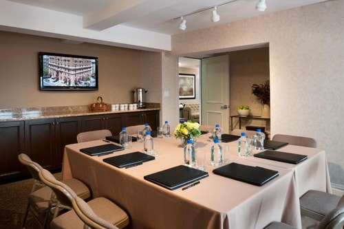 Deluxe Queen Room Near Tecumseh Playground NYC 13 Luxury Bookings