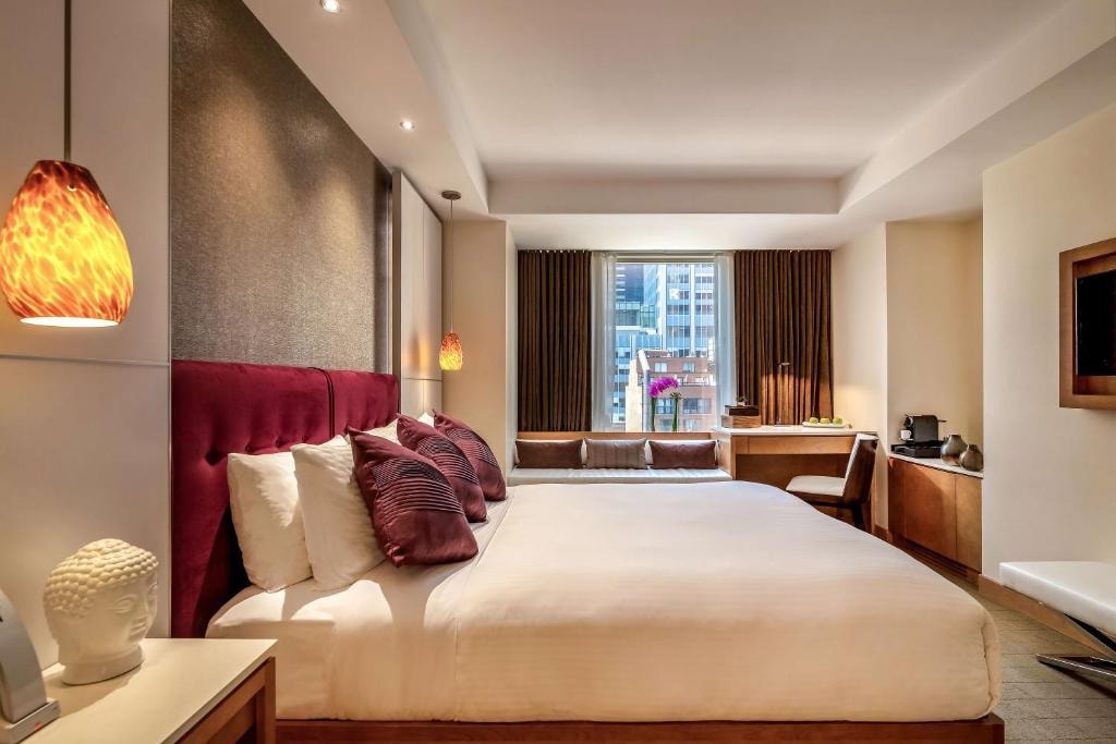 Deluxe Queen Room Near 425 Park Avenue MYC Luxury Bookings