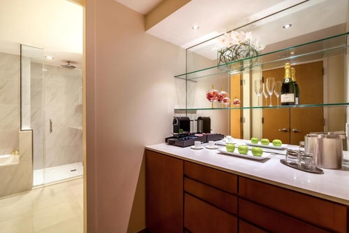 Deluxe Queen Room Near 425 Park Avenue MYC 8 Luxury Bookings