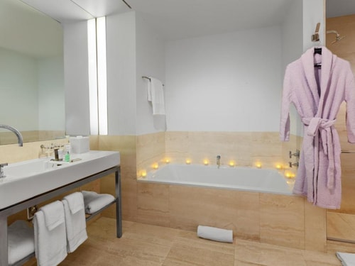Deluxe Room Near Bryant Park NYC 4 Luxury Bookings