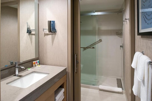 King Room Near Lozano Branch School CHI 5 Luxury Bookings