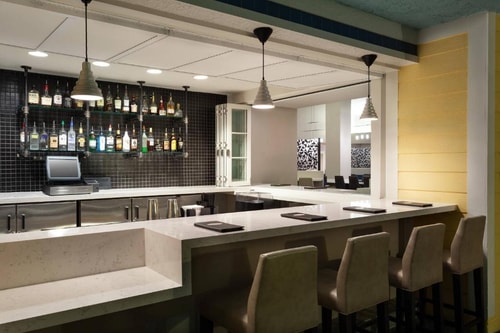 Queen Studio Near Mane lu Grill ORL 11 Luxury Bookings