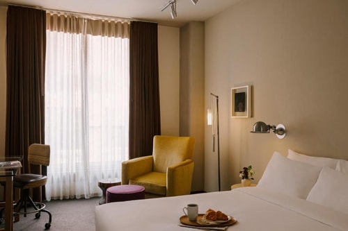 Queen Room Near Coty Building NYC 1 Luxury Bookings