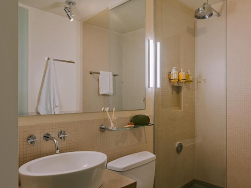 Queen Room Near Coty Building NYC 4 Luxury Bookings