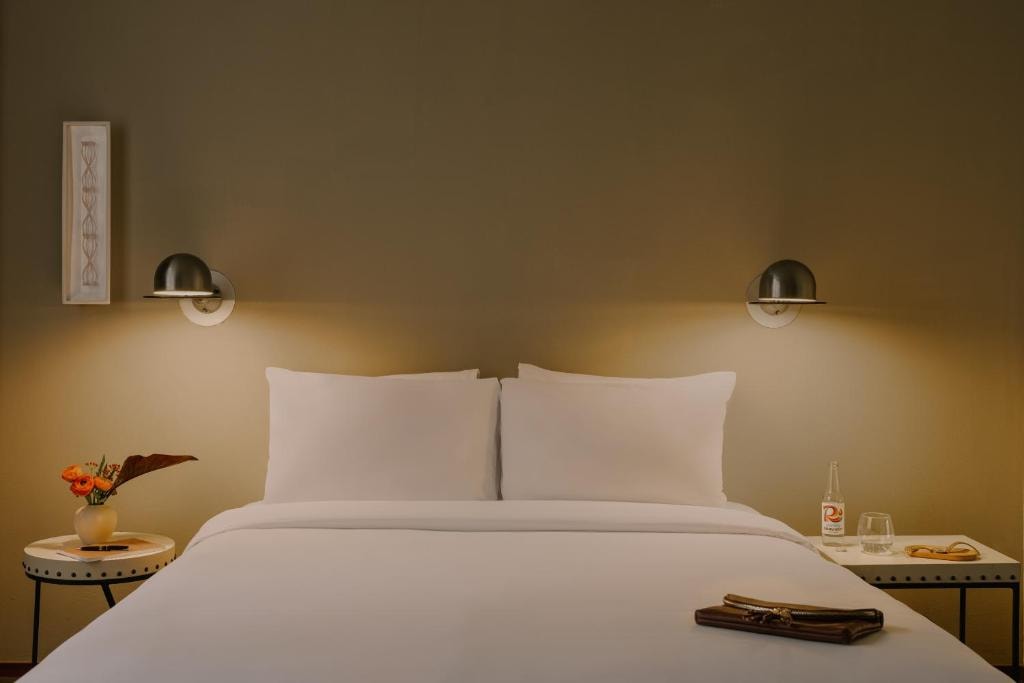 Queen Room Near Coty Building NYC Luxury Bookings