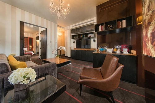 Superior Queen Room Near Atria Books NYC 14 Luxury Bookings