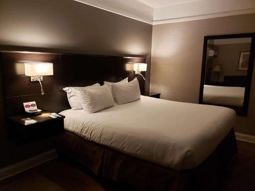 Standard King Room Near Wendt Playlot Park CHI Luxury Bookings