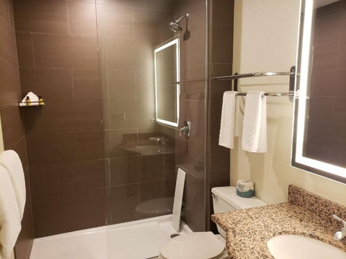 Standard King Room Near Wendt Playlot Park CHI 6 Luxury Bookings