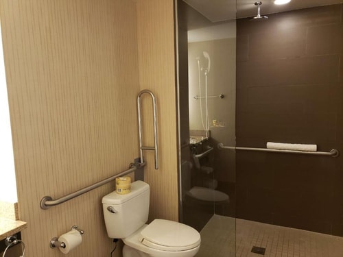 Standard King Room Near Wendt Playlot Park CHI 7 Luxury Bookings