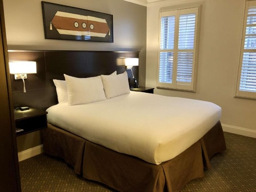 Standard King Room Near Wendt Playlot Park CHI 3 Luxury Bookings
