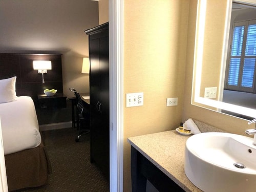 Standard King Room Near Wendt Playlot Park CHI 5 Luxury Bookings