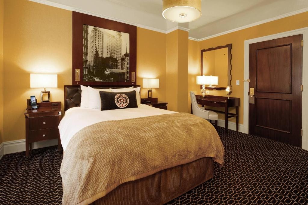 Queen Room Near MMC Plaza NYC Luxury Bookings