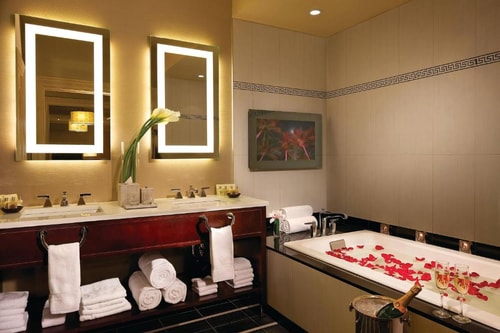 Queen Room Near MMC Plaza NYC 7 Luxury Bookings