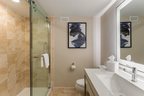 Premium Room Near Scandalous Artistry Salon ORL 4 Luxury Bookings