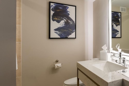 Premium Room Near Scandalous Artistry Salon ORL 5 Luxury Bookings