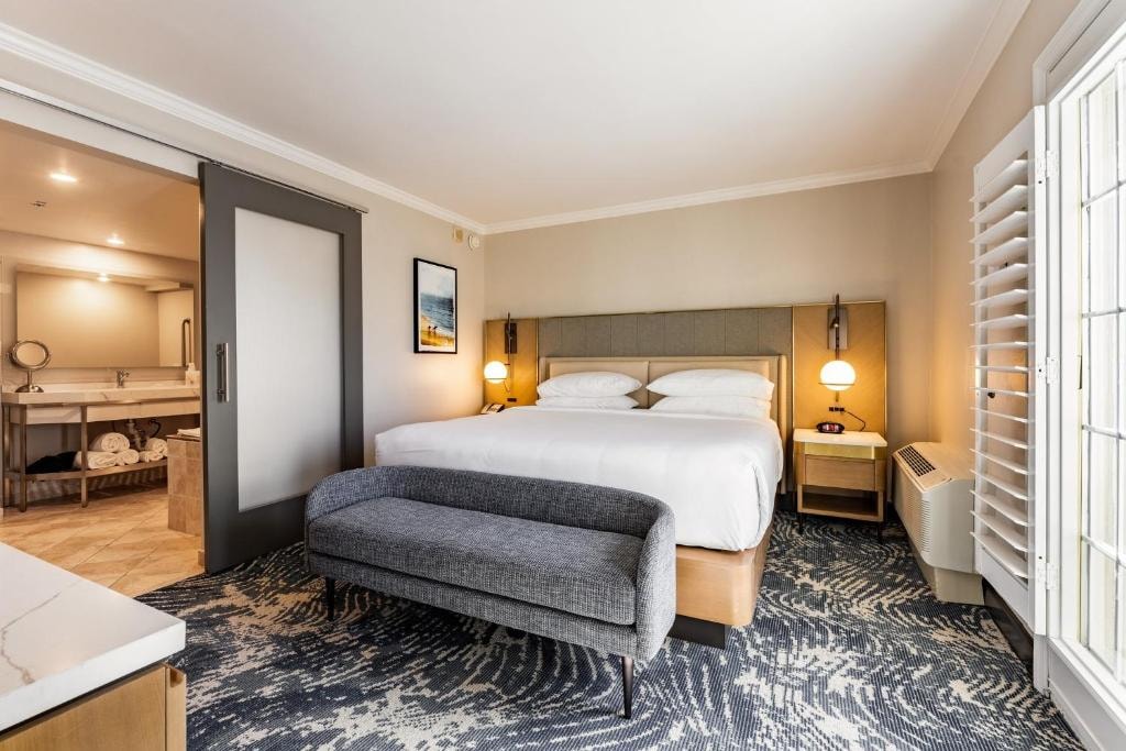 King Suite Near Scandalous Artistry Salon ORL Luxury Bookings