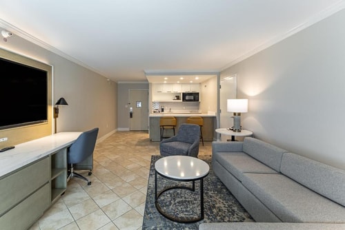 King Suite Near Scandalous Artistry Salon ORL 3 Luxury Bookings