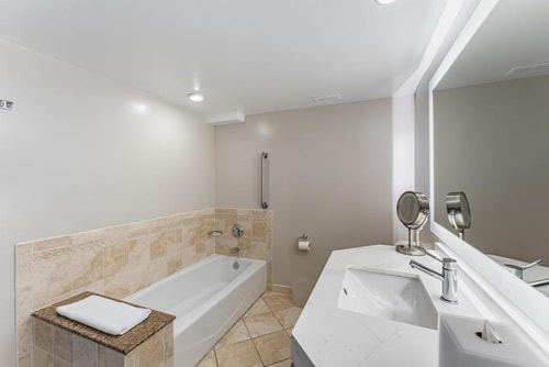 King Suite Near Scandalous Artistry Salon ORL 6 Luxury Bookings