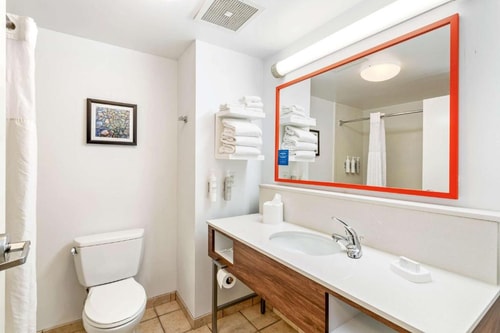 Queen Room Near Extra Space Storage ORL 4 Luxury Bookings