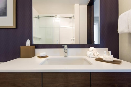 Guest Room Near Indian Alley LA 2 Luxury Bookings