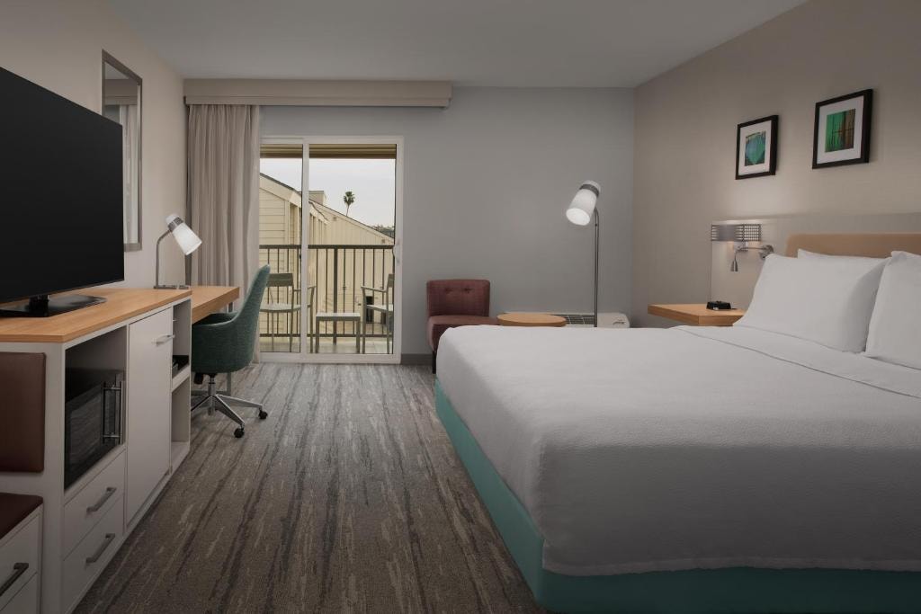 King Room Near Linnie Canal Park LA Luxury Bookings