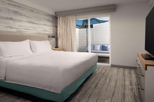 King Room Near Linnie Canal Park LA 1 Luxury Bookings