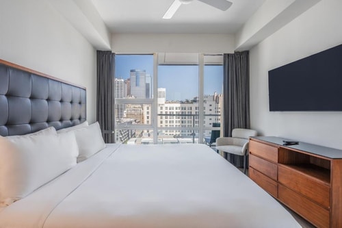 One Bedroom Suite Near Massage Envy LA Luxury Bookings