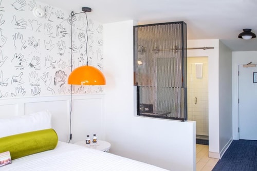 King Room Near Venice Sign LA 1 Luxury Bookings