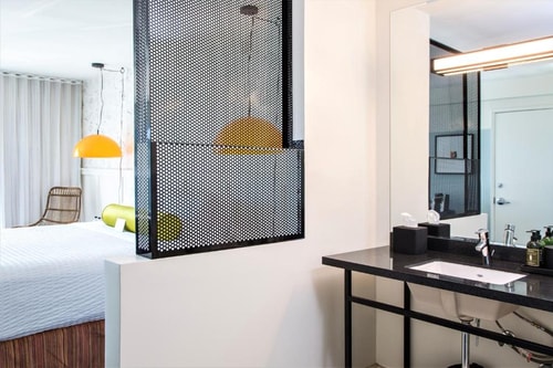 King Room Near Venice Sign LA 2 Luxury Bookings