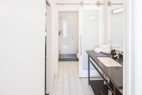 King Room Near Venice Sign LA 3 Luxury Bookings