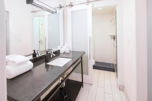 King Room Near Venice Sign LA 4 Luxury Bookings
