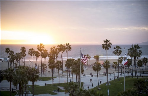 King Room Near Venice Sign LA 14 Luxury Bookings