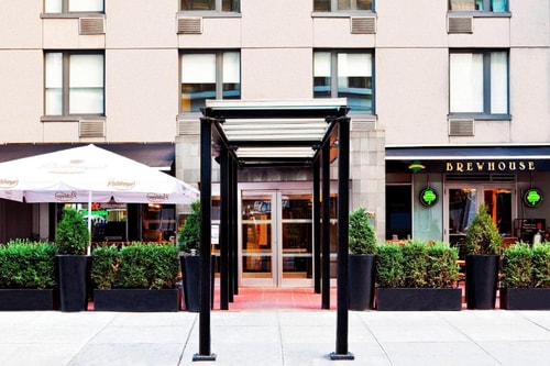Guest room Near El Coco NYC 2 Luxury Bookings