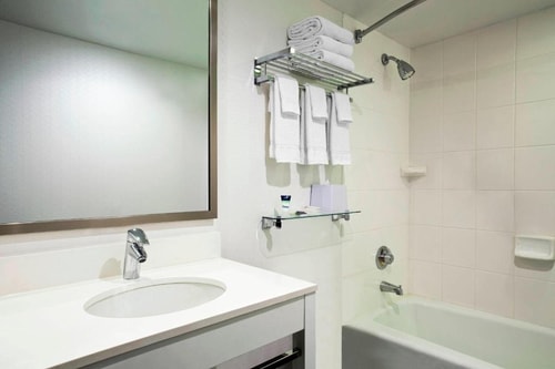 Guest room Near El Coco NYC 1 Luxury Bookings
