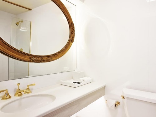 Deluxe King Room Near Oasis Church LA 5 Luxury Bookings