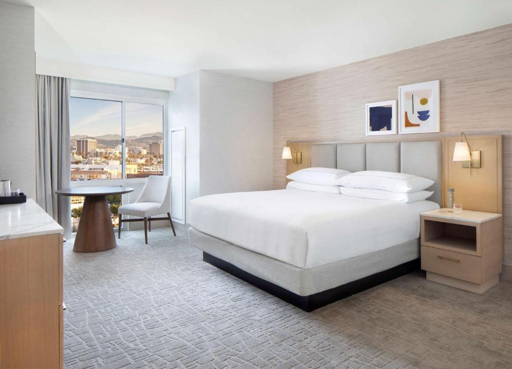 King Room Near Joslyn Park LA Luxury Bookings