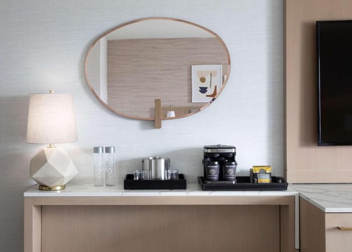 King Room Near Joslyn Park LA 2 Luxury Bookings