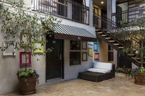 Queen Room Near Westwood Charter Elementary LA 8 Luxury Bookings