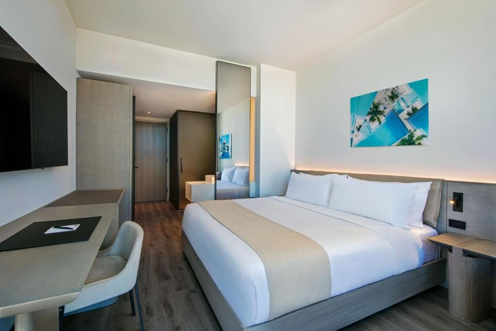 King Room Near Monkeys Auto Spa LA Luxury Bookings